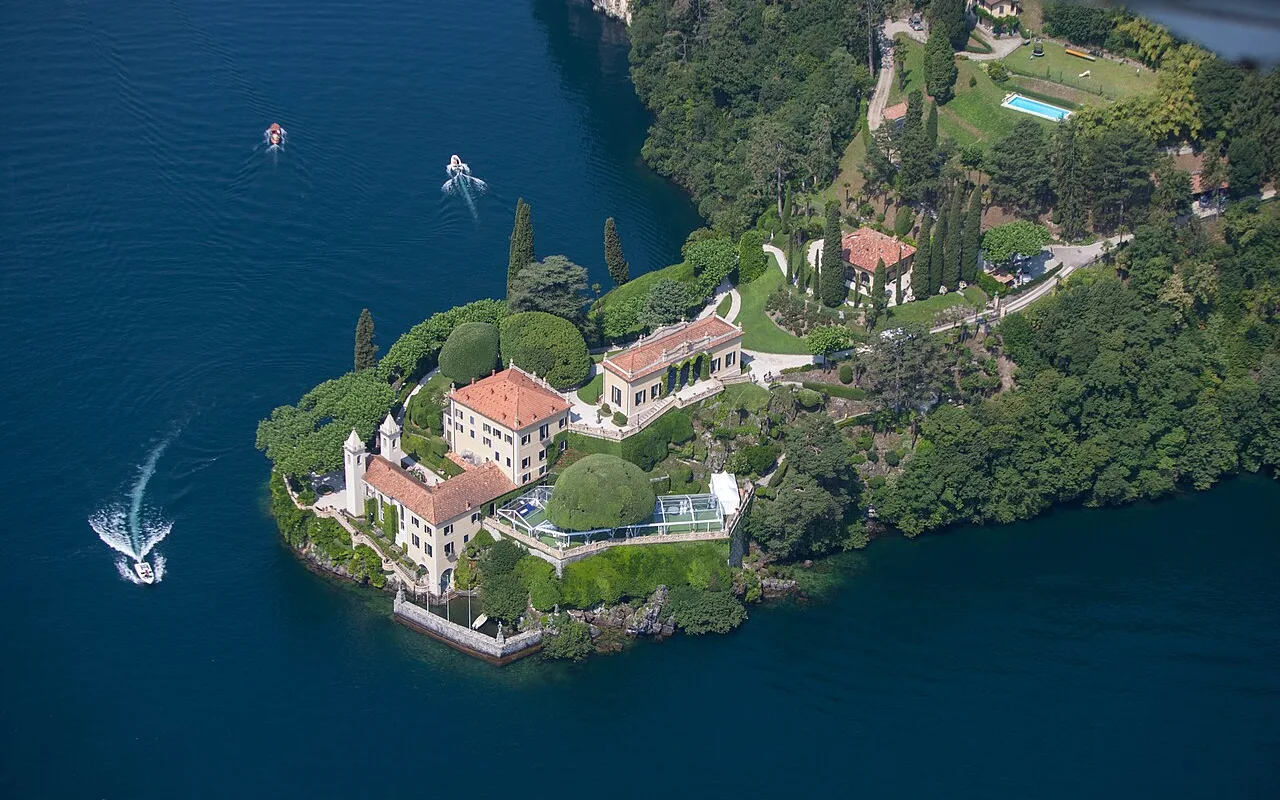 The Dosso di Lavedo promontory from the air, with Villa del Balbianello at its tip